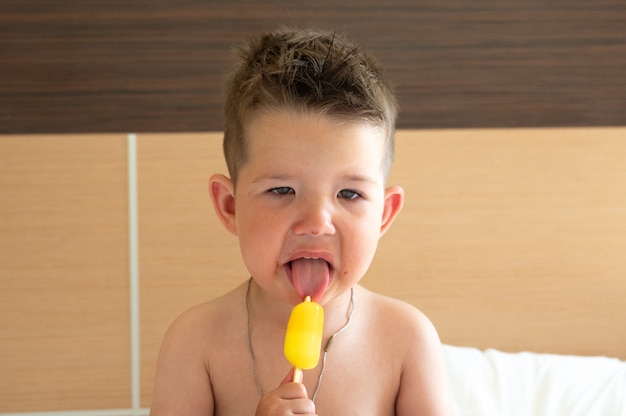 Al bambino piace il gelato.