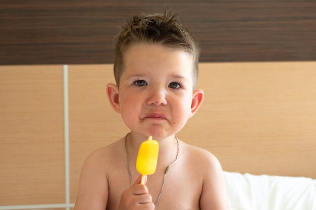 Al bambino piace il gelato.