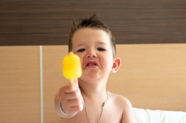 Al bambino piace il gelato.