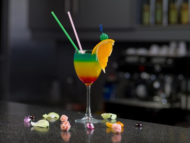 Al bar c'è un bicchiere con un cocktail e una fetta di limone