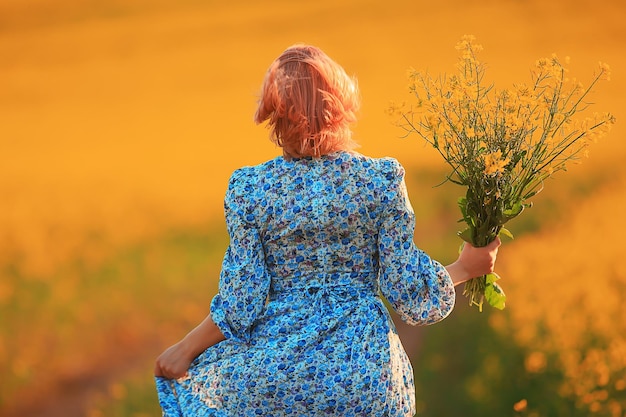 al di fuori del campo estivo femminile, ragazza in stile country soleggiato di libertà