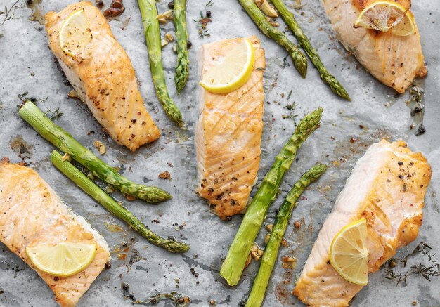 Al forno Deliziosi asparagi verdi salmone e limone in padella