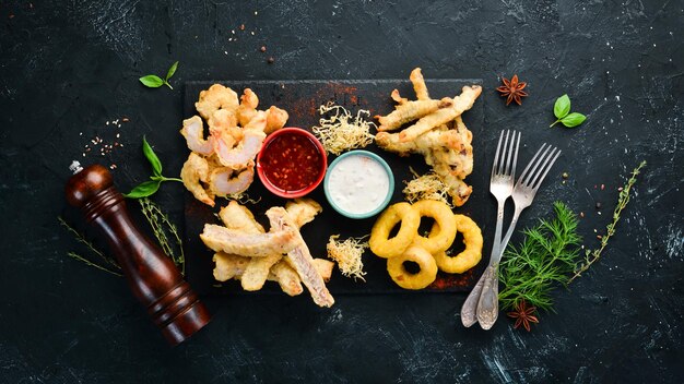 Al forno Frutti di mare calamari gamberetti salmone Vista dall'alto Spazio libero per il testo Stile rustico