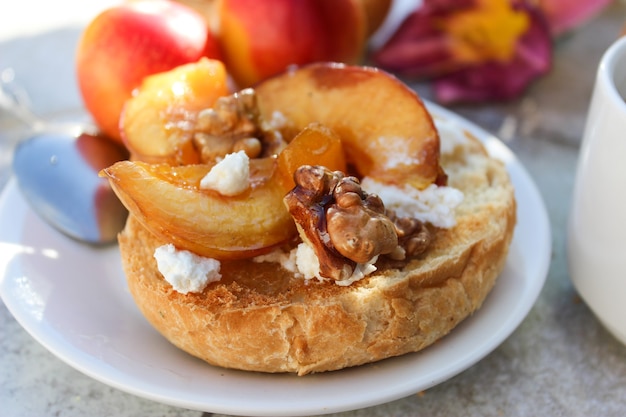 Al fresco Colazione a base di panini alla griglia con grasso di capra, frutta, noci, succo d'arancia e caffè