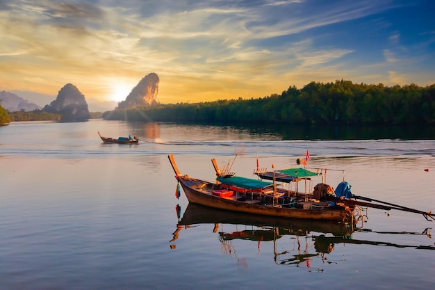 Al mattino il piccolo peschereccio popolare che tornava a riva dopo la pesca notturna