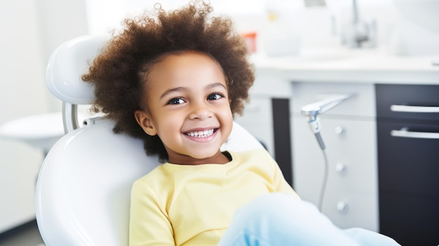 Al medico Bambino felice seduto su una poltrona odontoiatrica con un sorriso sul viso concetto di prevenzione della medicina