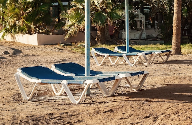 Al tramonto sulla spiaggia Due lettini blu