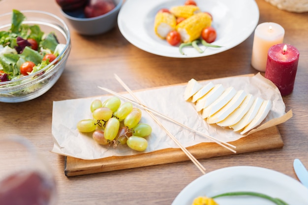 Al vino. Primo piano di snack al vino sdraiato sul tavolo del ristorante