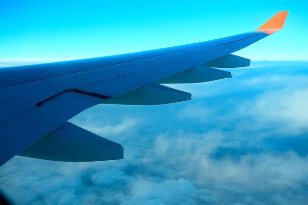 ala aereo vista del cielo / cielo blu e ala di un aereo, vista dalla cabina di un aereo, concetto di trasporto aereo