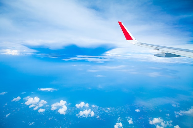 Ala dell&#39;aereo con cielo blu e nuvole