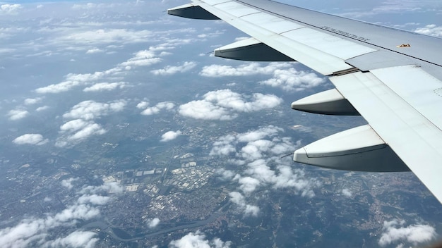 Ala dell'aereo sopra la copertura della montagna con un po' di neve