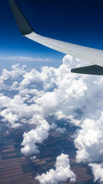 Ala dell'aeroplano nel cielo