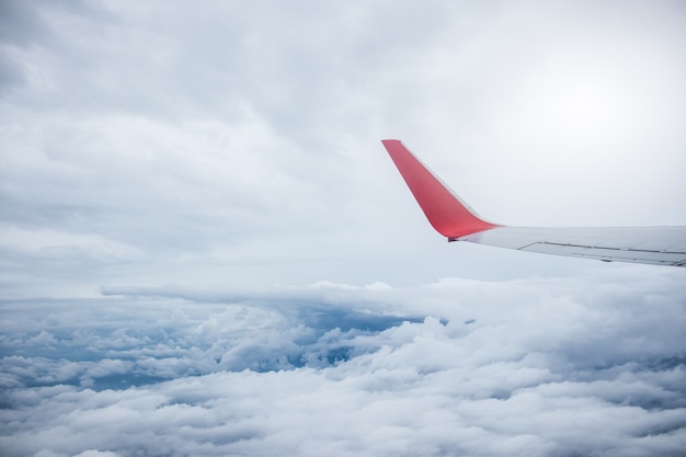 Ala dell&#39;aeroplano sul cielo blu