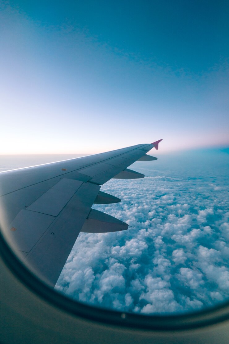 Foto ala di aeroplano con alba in chiarore