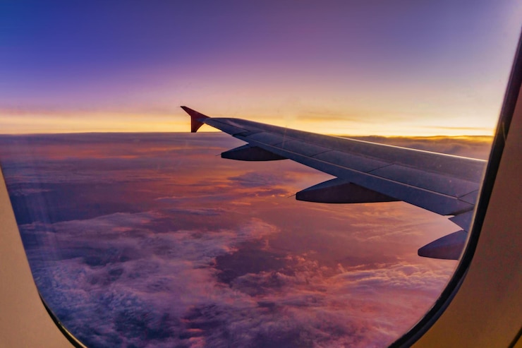 Foto ala di un aereo contro il cielo durante il tramonto