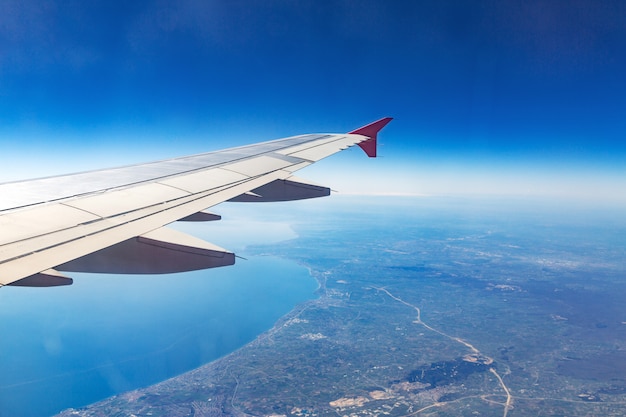 Ala di un aeroplano. Ala di aereo sulle nuvole