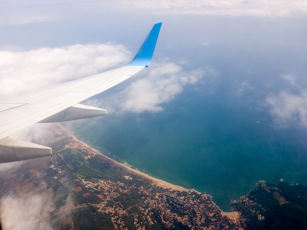 Ala di un aeroplano che vola sopra le nuvole