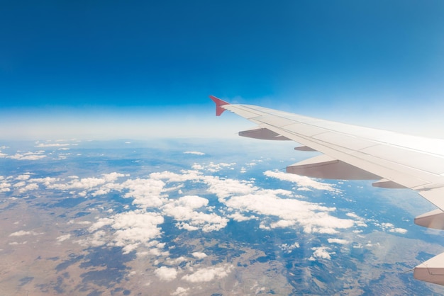 Ala di un aeroplano. concetto di viaggio. Ala di aereo sulle nuvole.