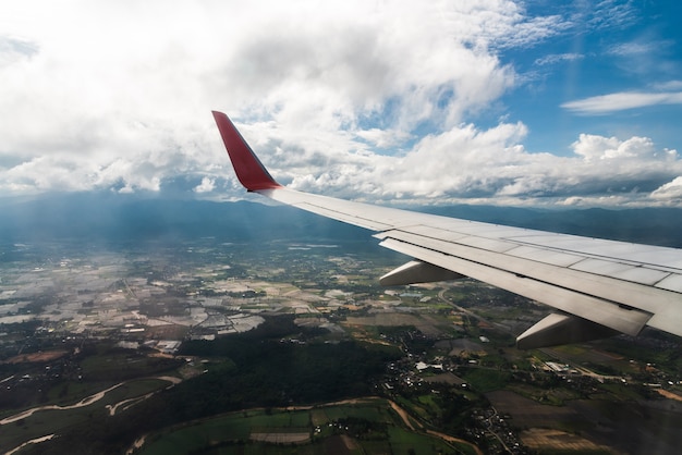 Ala di un aeroplano sul cielo blu