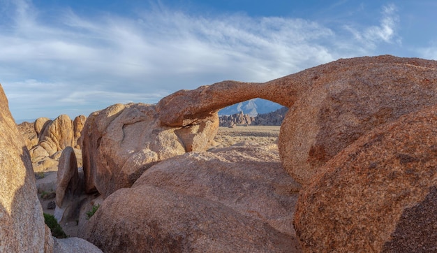 Alabama Hills al tramonto con Lone Pine Peak sullo sfondo Eastern Sierra California