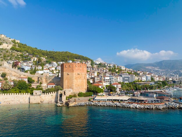 Alanya Turchia 11 agosto 2023 Una vista aerea della baia di Alanya ad Antalya Mare di Turchia e città con cielo aperto Kizil Kule Alanya