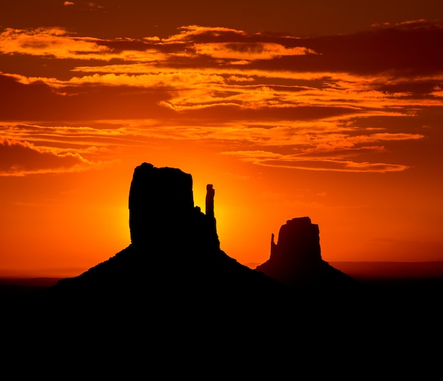 Alba a Monument Valley West e East Mittens Butte