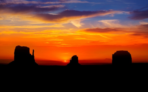 Alba a Monument Valley West e East Mittens Butte