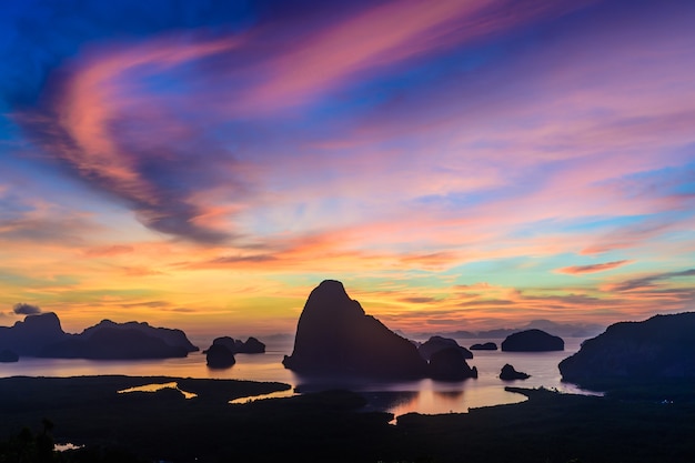 Alba a Samed Nangshe nella provincia di Phang Nga in Thailandia