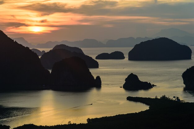 Alba a Samed Nangshe nella provincia di Phang Nga in Thailandia