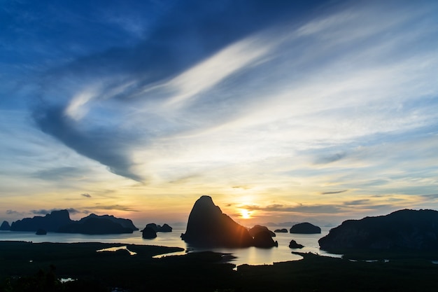 Alba a Samed Nangshe nella provincia di Phang Nga in Thailandia