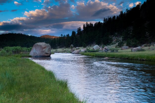 Alba al fiume di montagna.