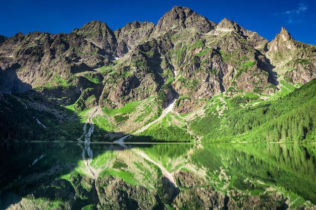 Alba al lago nei Monti Tatra Polonia Europa