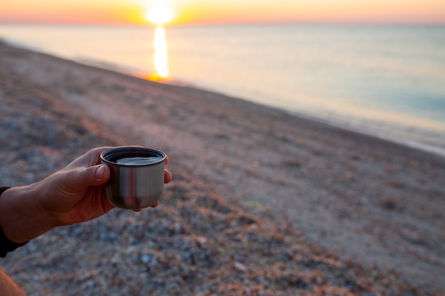 alba al mare bellissima alba sull'oceano incontra l'alba al mattino presto con una tazza