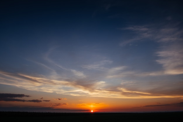 Alba al tramonto con nuvole, raggi di luce e altri suggestivi