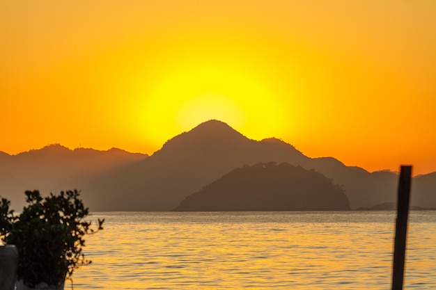 Alba alla spiaggia di Copacabana a Rio de Janeiro in Brasile