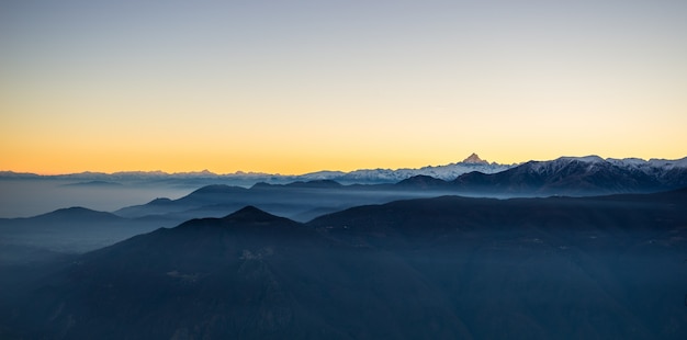 Alba alle montagne innevate