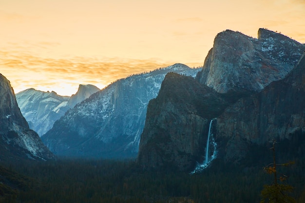 Alba allo Yosemite di Bridalveil Falls