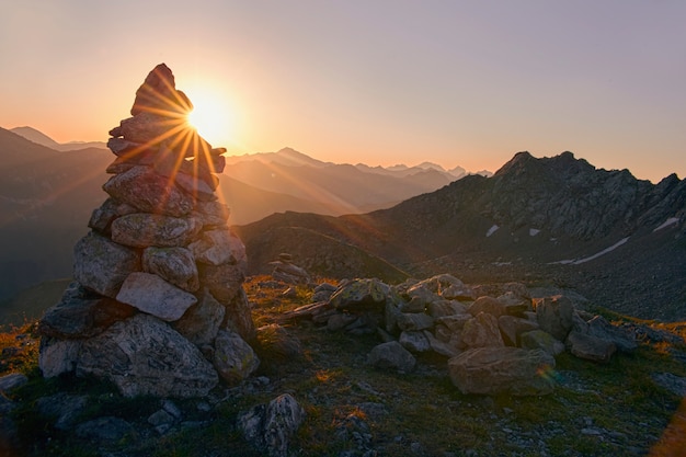 Alba alta in montagna, i raggi del sole Shine