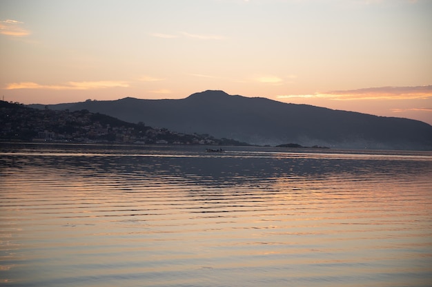 Alba bellissimo paesaggio naturale in città