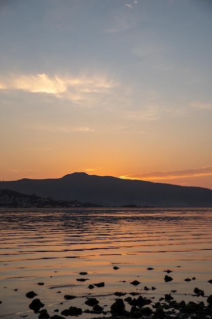 Alba bellissimo paesaggio naturale in città