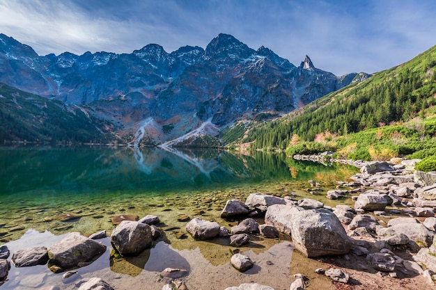 Alba colorata al lago nei Monti Tatra in autunno