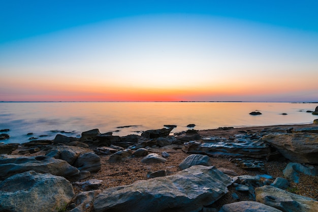 Alba colorata in riva al mare