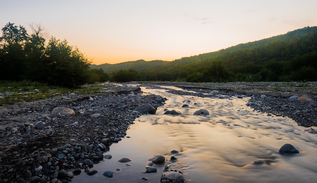 Alba colorata sul fiume di montagna