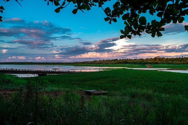 Alba colorata sul lago in natura