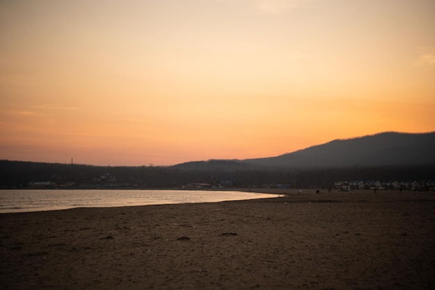 Alba colorata sulla spiaggia dell'oceano