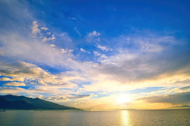 Alba con bei colori, golfo di Pagasitikos, Grecia