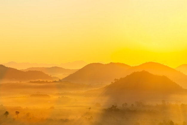 Alba con la nebbia Bellissimo paesaggio per rilassarsi in Thailandia