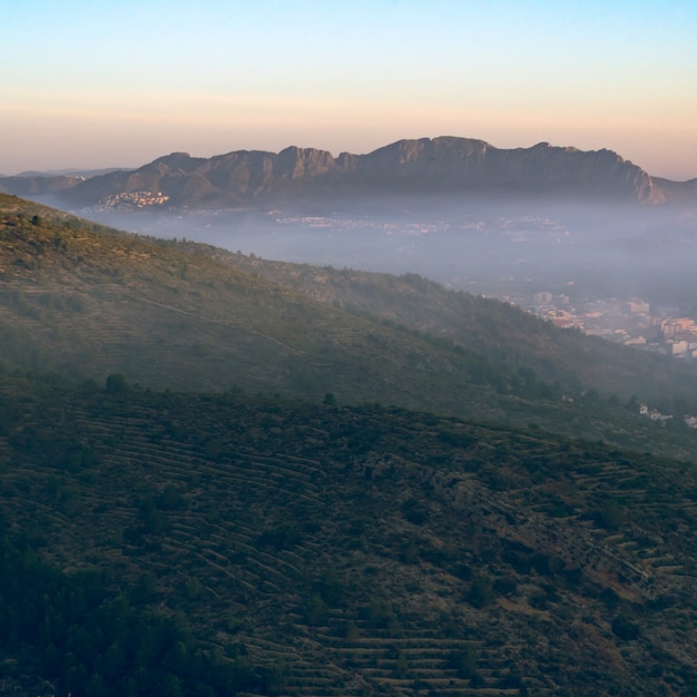 Alba con nebbia in montagna