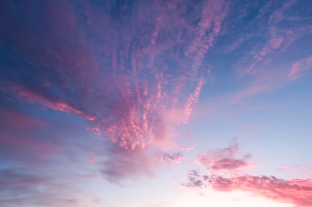 Alba con nuvole rosa e corallo