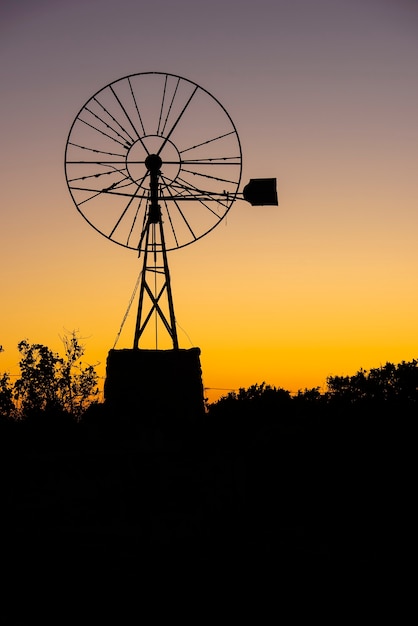 Alba con un vecchio mulino a vento